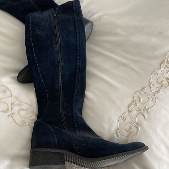 Navy suede boots with « lace » cut detail. Size 10 bought in Paris - Picture 5 of 8